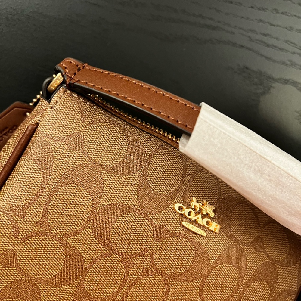 Coach Signature Brown Shoulder Bag 👜 - Picture 4 of 7